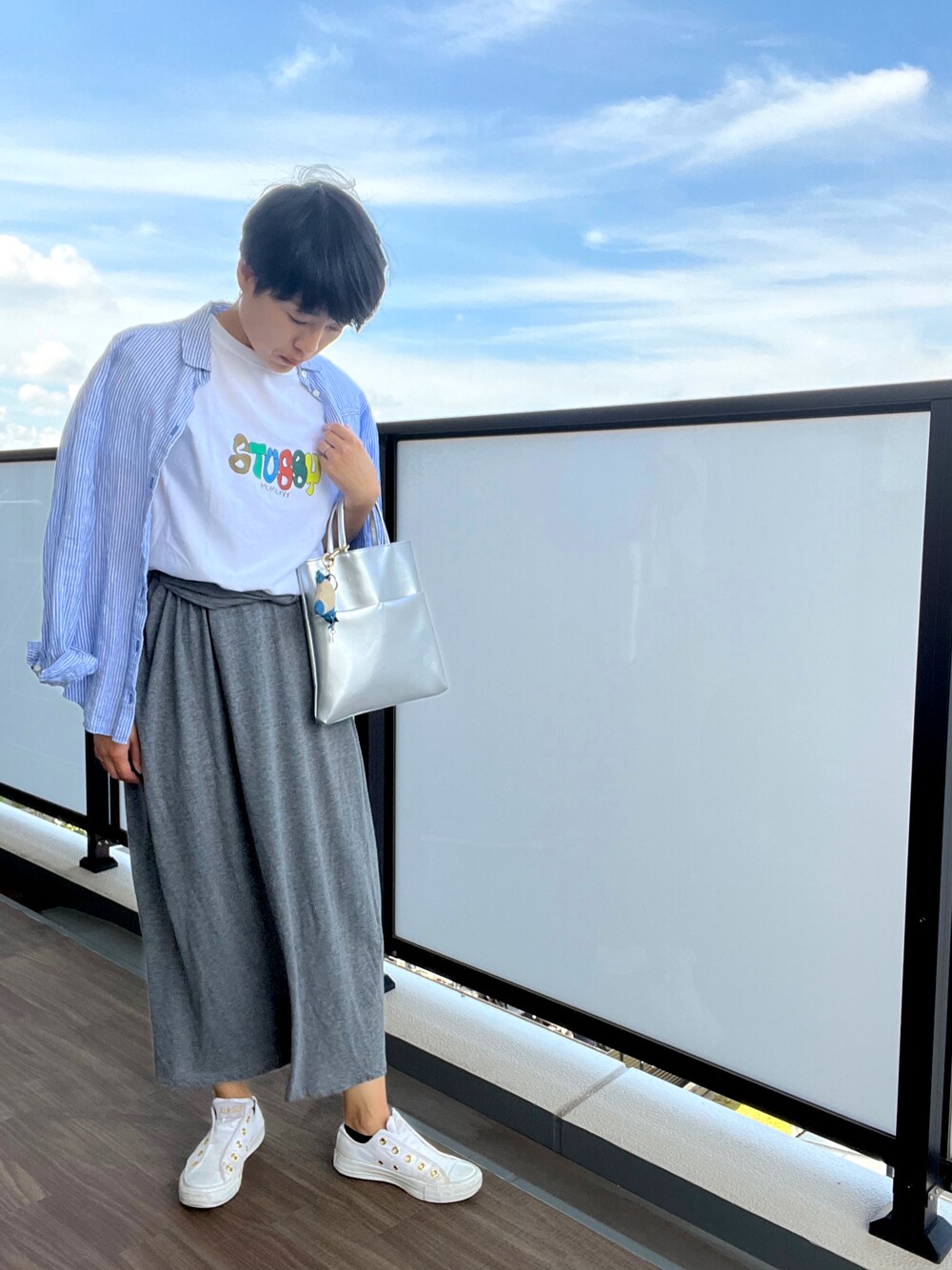 「カジュアルコーデ、シンプルコーデ、秋のコーデ、オトナカジュアル、ロングスカート、カジュアル、お出かけコーデ、大人女子、ママコーデ、ストゥーシー、ラコステ、大人コーデ、コンバース、アダムエロペ(ADAM ET ROPE')」｜「STUSSYのアイテム（Tシャツ/カットソー、ホワイト系）」を使った、おなさん（レディース・158cm）の秋コーディネートの1枚目の写真