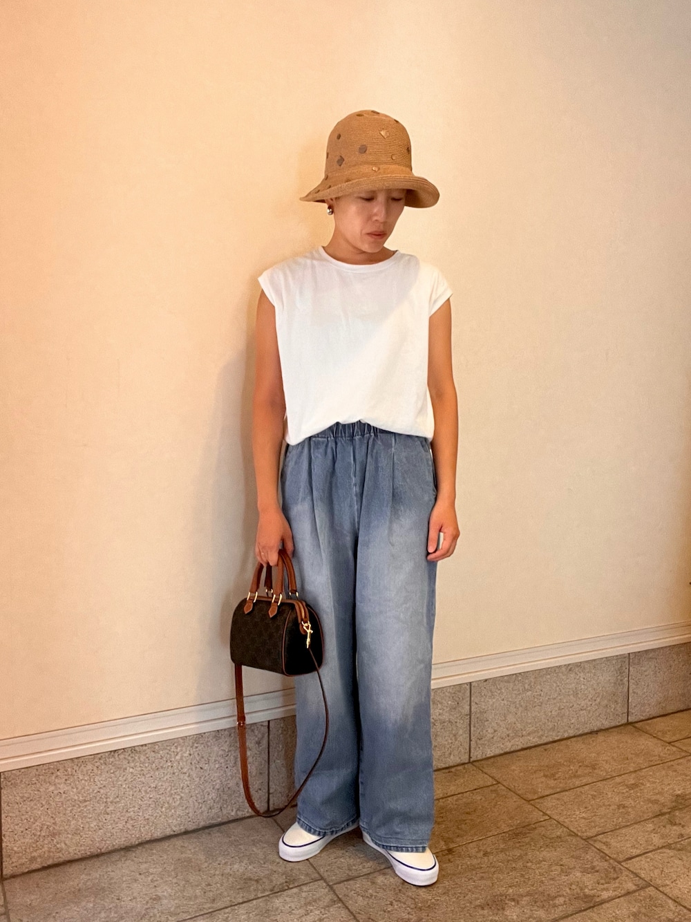 「夏コーデ、着回しコーデ、デニムコーデ、きれいめコーディネート、オトナ女子、オトナカワイイ、Tシャツ×デニム、VANS、かぐれ、CELINE、大人女子、大人カジュアル」｜「dodgeのアイテム（ハット、ベージュ系）」を使った、おなさん（レディース・158cm）の夏コーディネートの1枚目の写真