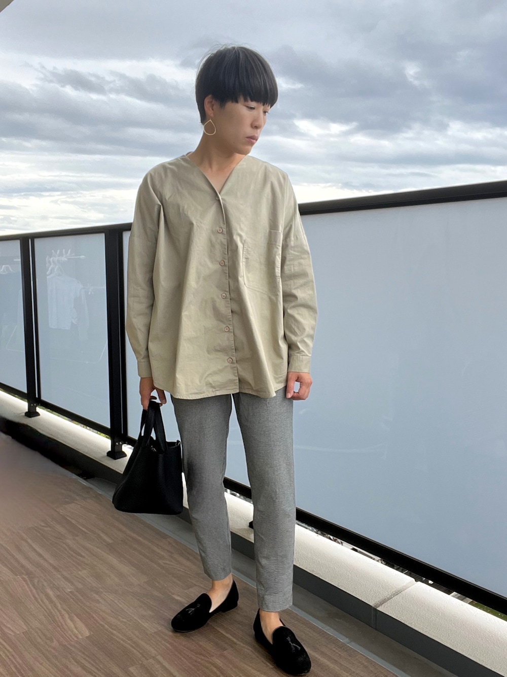 「ファッションを楽しもう、今日のコーデ、お出かけコーデ、大人コーデ、シンプル、オトナ女子、秋冬、パンツスタイル、大人かわいい、オトナカジュアル、シンプルコーデ、ママコーデ、大人カジュアル、秋コーデ、ノーリーズ」｜「yonfaのアイテム（シャツ/ブラウス、グリーン系）」を使った、おなさん（レディース・158cm）の秋コーディネートの1枚目の写真