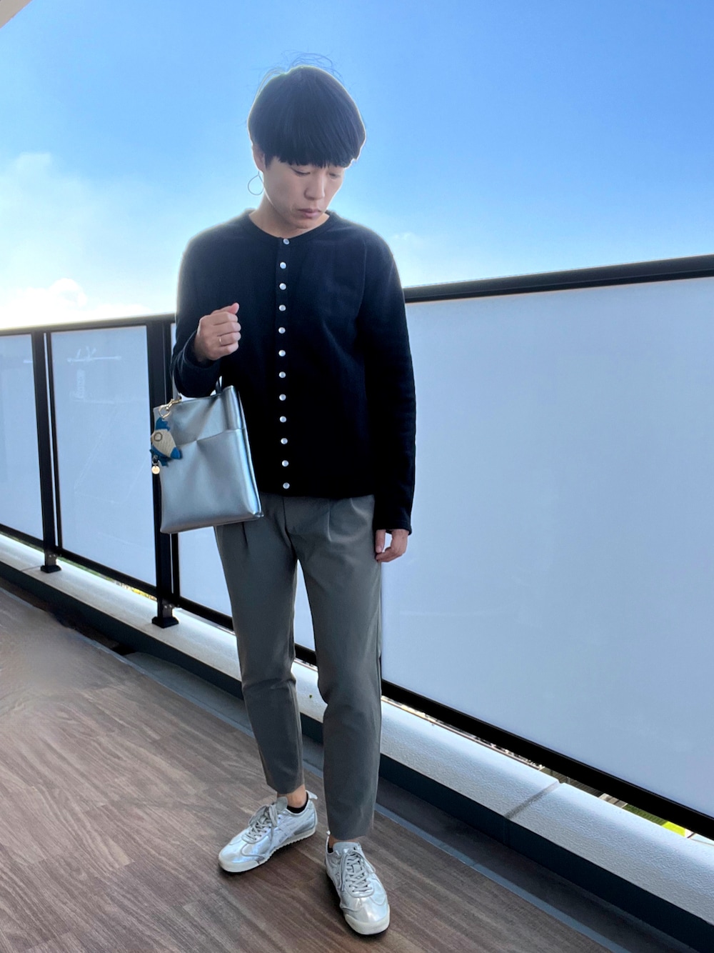「大人カジュアル、きれいめカジュアル、大人コーデ、秋服、カリテ(qualite)、オトナカジュアル、大人女子、カジュアル、シンプルコーデ、シンプル、パンツスタイル、オニツカタイガー、シルバーシューズ、カーディガン、スニーカー」｜「OMNESの裏毛スウェット パールドットカーディガン（カーディガン/ボレロ、ブラック系）」を使った、おなさん（レディース・158cm）の秋コーディネートの1枚目の写真