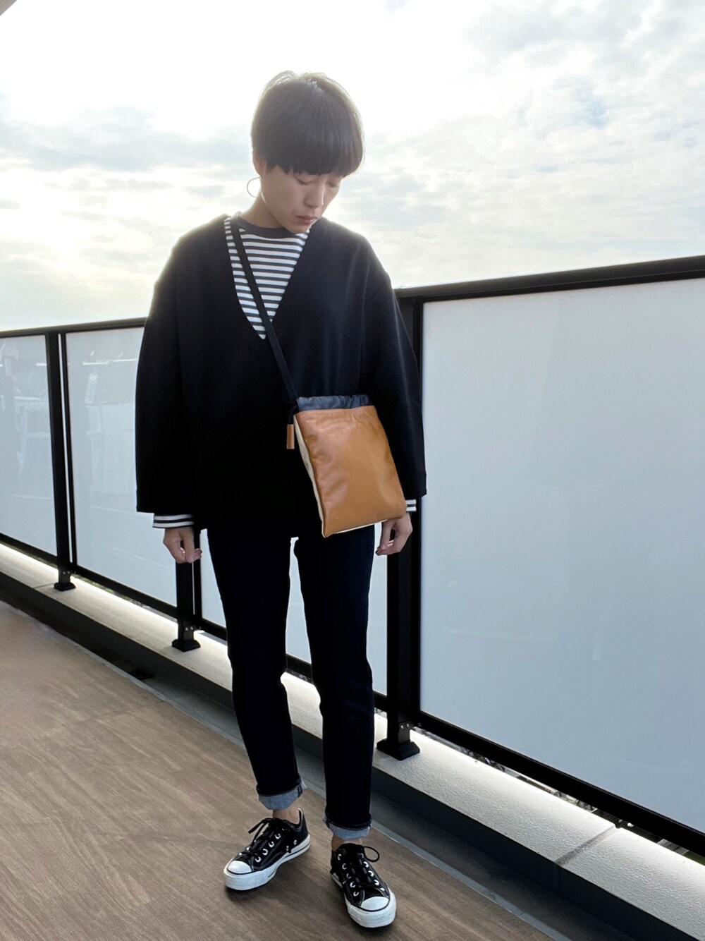 「ファッションを楽しもう、シンプル、秋服、大人カジュアル、オトナ女子、シンプルコーデ、きれいめカジュアル、オールスター、マルニ、パンツスタイル、デニムパンツ、カジュアルコーデ、カジュアル、ママコーデ、大人コーデ」｜「yonfaのアイテム（トップス、ベージュ系）」を使った、おなさん（レディース・158cm）の秋コーディネートの1枚目の写真