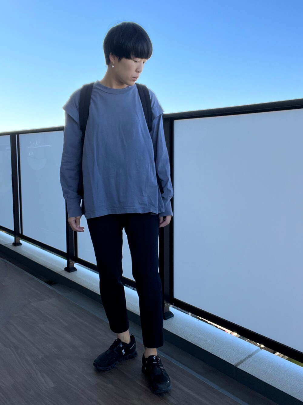 「ファッションを楽しもう、秋服コーデ、休日スタイル、おでかけコーデ、パンツスタイル、ジャーナルスタンダード、大人カジュアル、スニーカーコーデ、カジュアルコーデ、カジュアル、オトナ女子、シンプルコーデ、シンプル、ママコーデ、今日のコーデ」｜「JOURNAL STANDARDのアイテム（Tシャツ/カットソー、その他）」を使った、おなさん（レディース・158cm）の秋コーディネートの1枚目の写真
