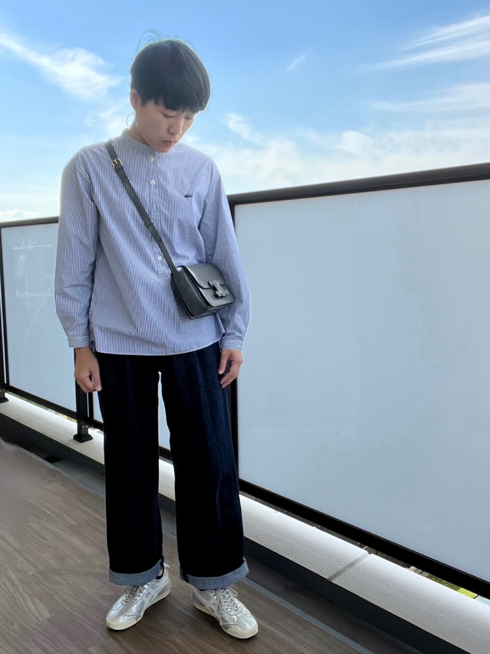 「ファッションを楽しもう、大人コーデ、休日コーデ、大人カジュアル、シンプル、カジュアル、オトナカジュアル、ワイドパンツ、デニム、ユニクロ、秋コーデ、スニーカー、ママコーデ、カジュアルコーデ、オトナ女子」｜「CELINEのアイテム（ショルダーバッグ、グレー系）」を使った、おなさん（レディース・158cm）の秋コーディネートの1枚目の写真