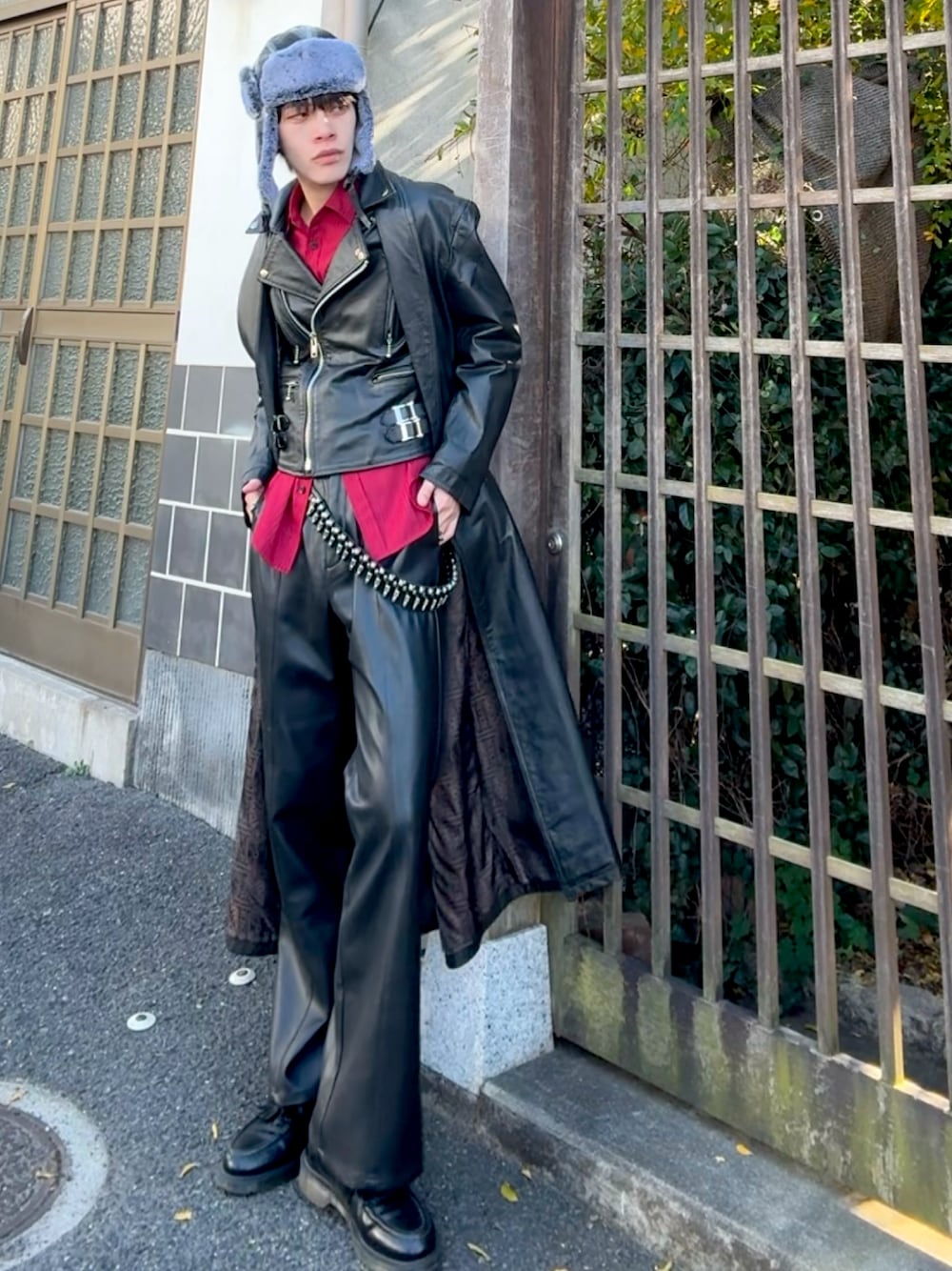 レッド系のシャツ/ブラウス、ブラック系のダウンジャケット/コート、ブラック系のライダースジャケットを着用したメンズの秋コーディネートの1枚目の写真