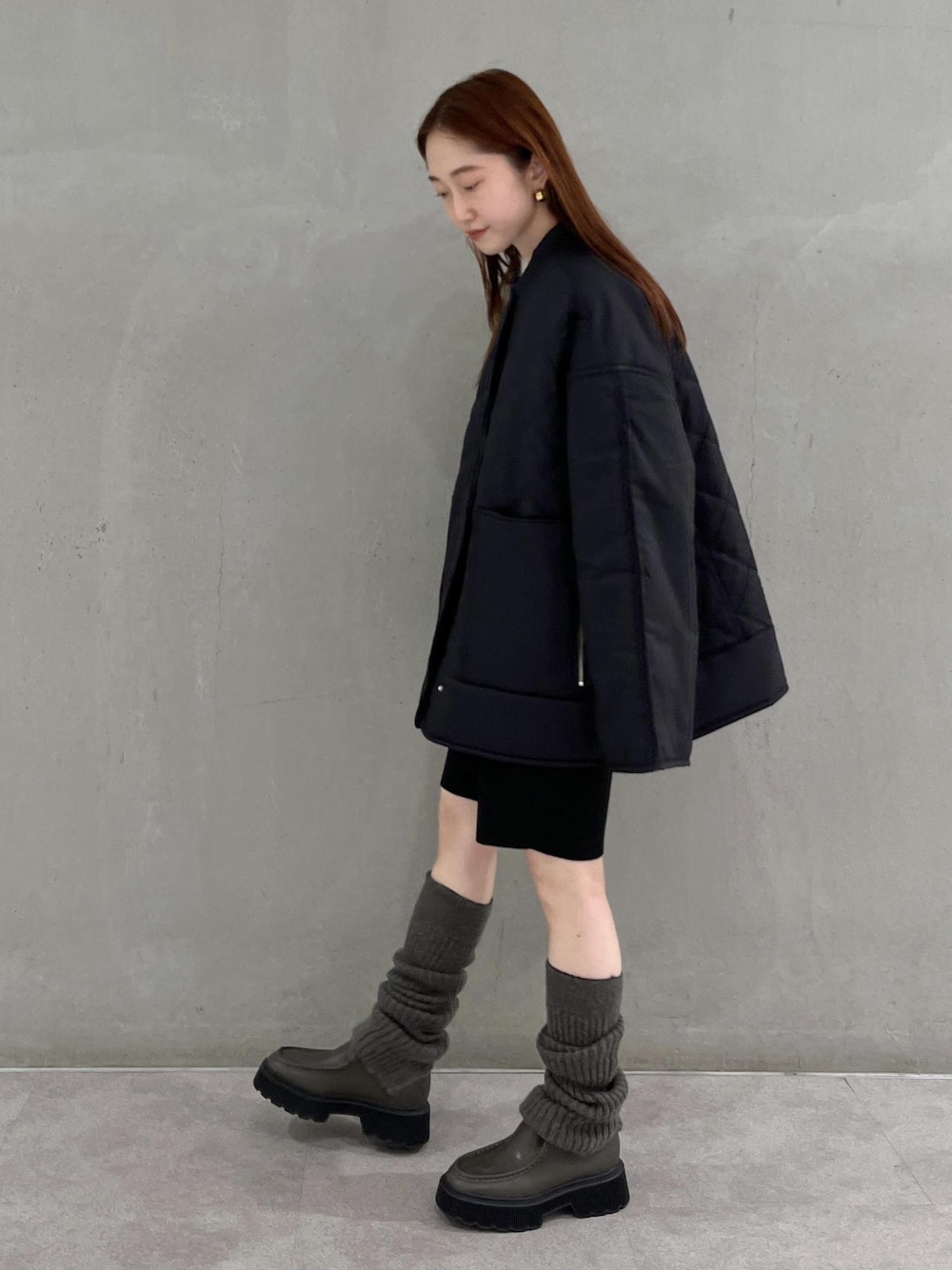「ルーズソックス、ファーニット、ハーフパンツ、ADAM ET ROPÉ、FEMME、SDGs、サステナブル、骨格ウェーブ、骨格ナチュラル、ブルべ、カジュアル、大人カジュアル、モード、レイヤード、秋」｜「ADAM ET ROPE'のトラックソールモカシンシューズ（ブーツ、グリーン系）」を使った、tomoさん（レディース・157cm）の夏コーディネートの1枚目の写真