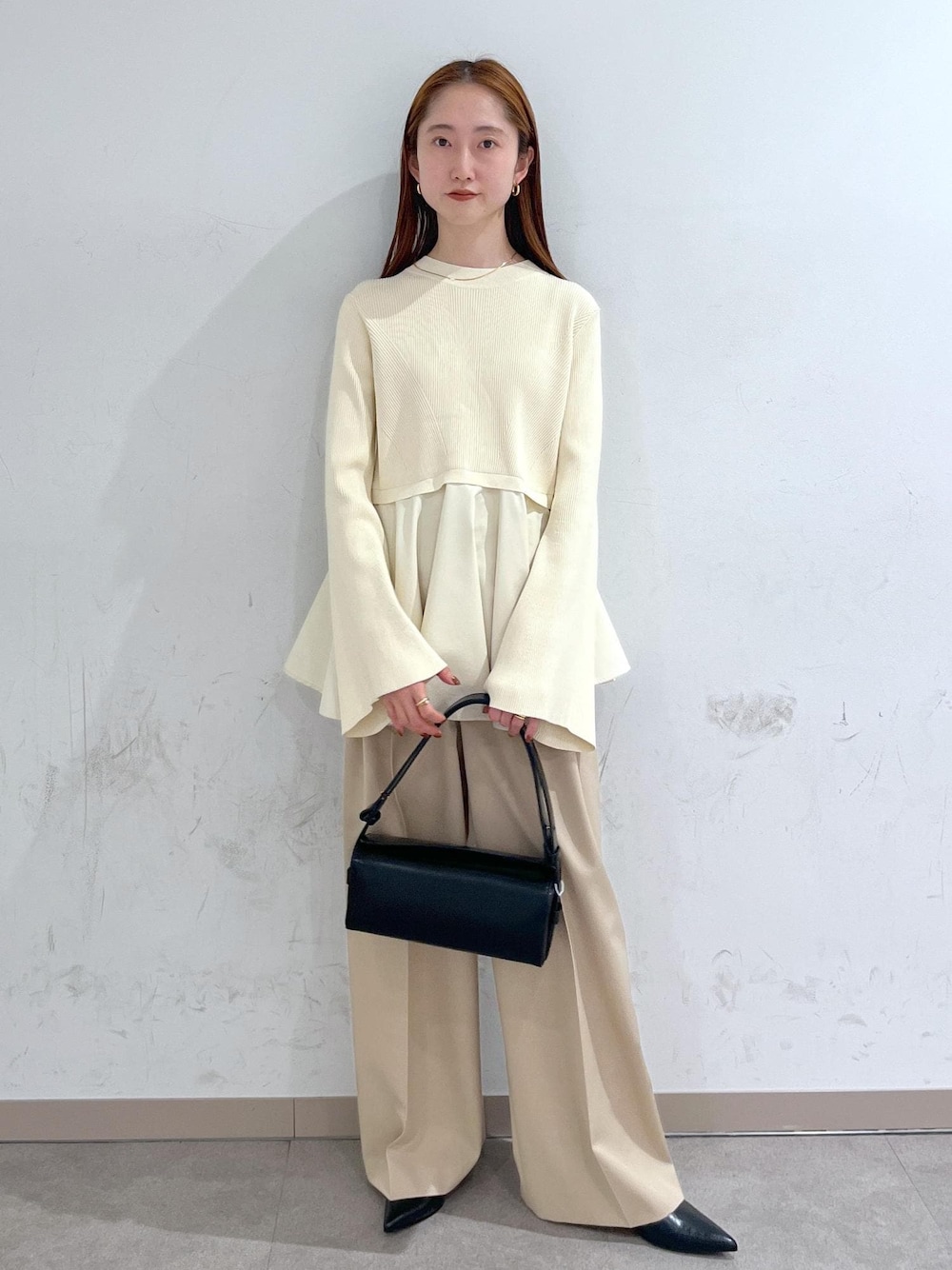 「初春コーデ、春コーデ、お仕事コーデ、セレモニーコーデ、卒業式コーデ、卒園式コーデ、授業参観日コーデ、入学式コーデ、入園式コーデ、お出かけコーデ、女子会コーデ、パンツスタイル、体型カバー、ワントーンコーデ、シンプルコーデ」｜「ADAM ET ROPE'のボックスミニショルダーバッグ（ハンドバッグ、ブラック系）」を使った、tomoさん（レディース・157cm）の春コーディネートの1枚目の写真