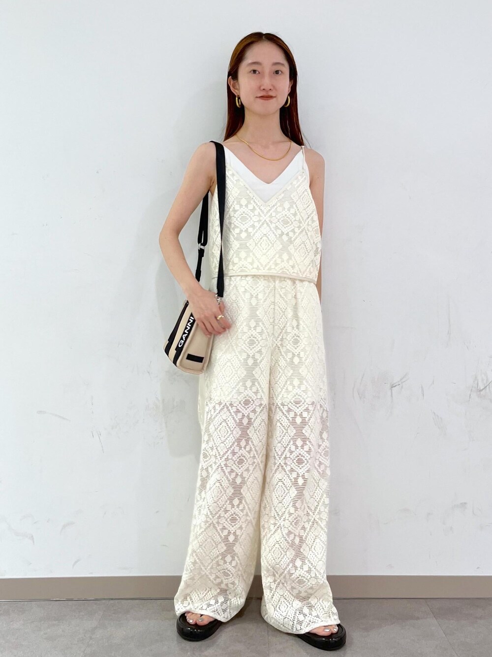 ブラック系のサンダル、ホワイト系のその他パンツ、ホワイト系のキャミソールを着用したレディースの夏コーディネートの1枚目の写真