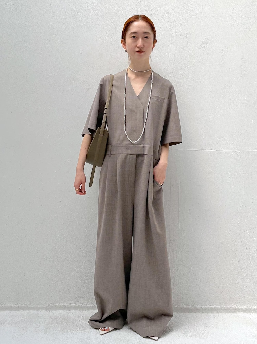 「春コーデ、初夏コーデ、お仕事コーデ、デートコーデ、お出かけコーデ、女子会コーデ、パンツスタイル、ワントーンコーデ、シンプルコーデ、きれいめコーデ、ADAM ET ROPÉ、ナチュラル、ブルべ夏、混合、オールインワン/サロペット」｜「ADAM ET ROPE'の【PFT】Tori Small ショルダーバッグ（ショルダーバッグ、グレー系）」を使った、tomoさん（レディース・157cm）の春コーディネートの1枚目の写真