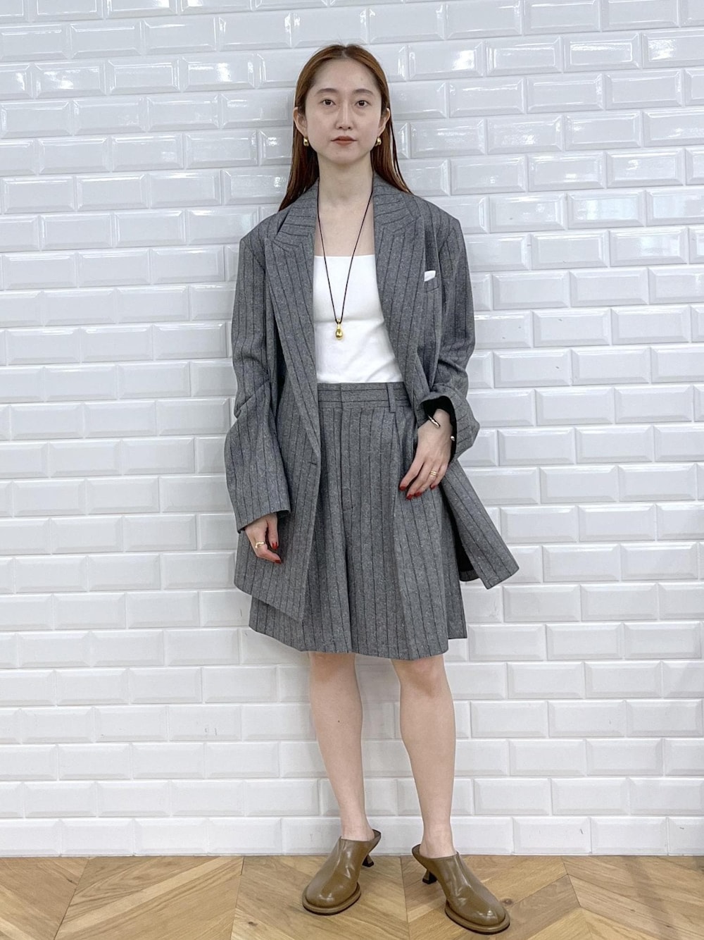 「2025JUNPRESS対象商品、初秋コーデ、秋コーデ、デートコーデ、お出かけコーデ、女子会コーデ、セットアップ、パンツスタイル、メンズライク、ADAM ET ROPÉ、ナチュラル、ブルべ夏、混合、ジャケット/アウター、テーラードジャケット」｜「ADAM ET ROPE'の【EMOELLE】水挿しモチーフネックレス（ネックレス、ゴールド系）」を使った、tomoさん（レディース・157cm）の夏コーディネートの1枚目の写真