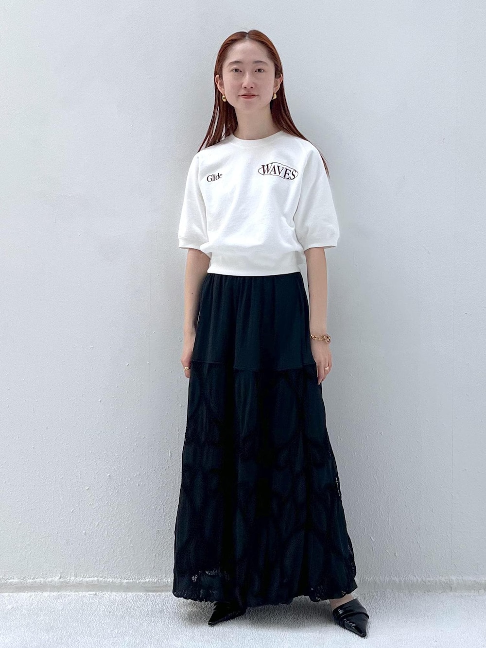 「春コーデ、初夏コーデ、夏コーデ、デートコーデ、お出かけコーデ、女子会コーデ、モード、大人カジュアル、スカートスタイル、モノトーンコーデ、シンプルコーデ、ADAM ET ROPÉ、ナチュラル、ブルべ夏、混合」｜「ADAM ET ROPE'の【EMOELLE】セパレートミュール（サンダル、ブラック系）」を使った、tomoさん（レディース・157cm）の春コーディネートの1枚目の写真