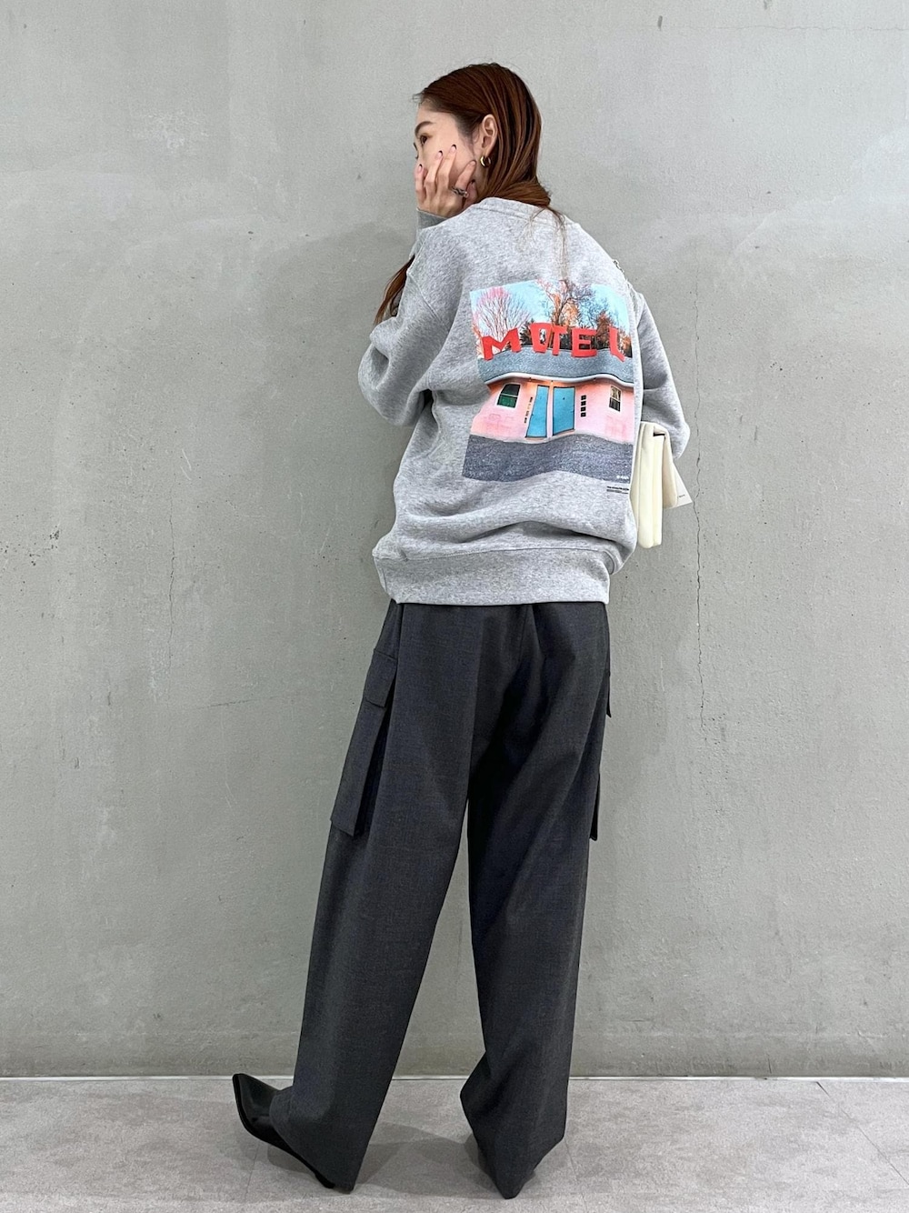 「AWA、スウェット、ウェス・アンダーソンすぎる風景展 in 渋谷、ウェス・アンダーソンすぎる風景展、ウェス・アンダーソン、ホワイト、グレー、長袖、パンツ、テーパード、チャコールグレー、ポインテッドトゥ、ヒール、ADAM ET ROPÉ、FEMME」｜「ADAM ET ROPE'のフォルムウェッジパンプス（パンプス、シルバー系）」を使った、tomoさん（レディース・157cm）の秋コーディネートの1枚目の写真