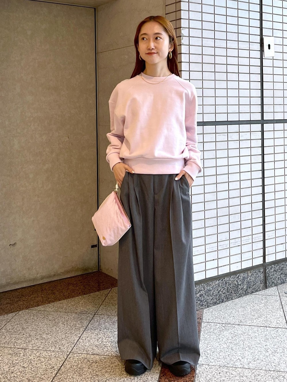 「初春コーデ、春コーデ、デートコーデ、お出かけコーデ、旅行コーデ、女子会コーデ、大人カジュアル、パンツスタイル、カジュアルコーデ、ADAM ET ROPÉ、ナチュラル、ブルべ夏、混合、トップス、スウェット」｜「ADAM ET ROPE'の【防シワ】・【消臭】・【洗える】ウールギャバ2タックワイドスラックス（スラックス、グレー系）」を使った、tomoさん（レディース・157cm）の冬コーディネートの1枚目の写真