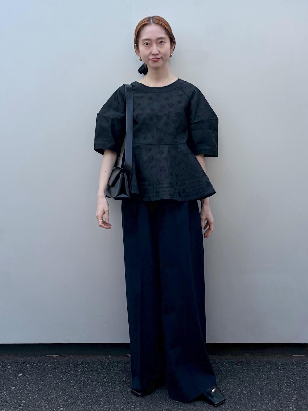 ブラック系のパンプス、ブラック系のショルダーバッグ、ブラック系のシャツ/ブラウスを着用したレディースの冬コーディネートの1枚目の写真