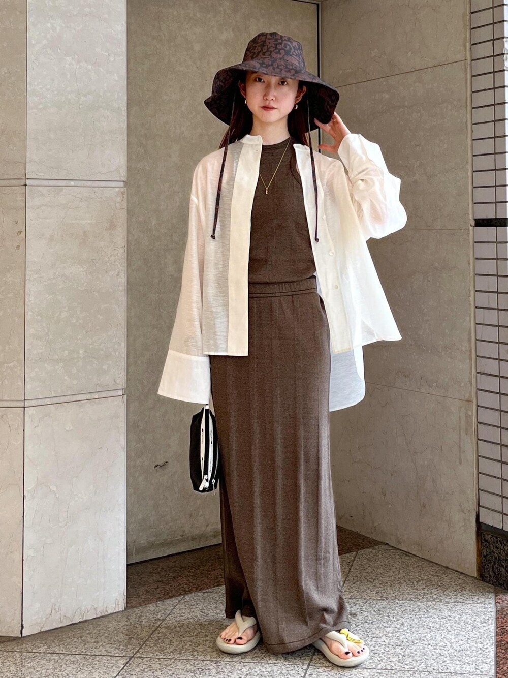 「ブラウン、ハット、長袖、シャツ、ノースリーブ、マキシ、ADAM ET ROPÉ、FEMME、骨格ナチュラル、ブルべ、きれいめカジュアル、大人カジュアル、夏、夏コーデ、夏ファッション」｜「ADAM ET ROPE'の【Miller for ADAM ET ROPE'】Skirt（スカート、ブラウン系）」を使った、tomoさん（レディース・157cm）の春コーディネートの1枚目の写真