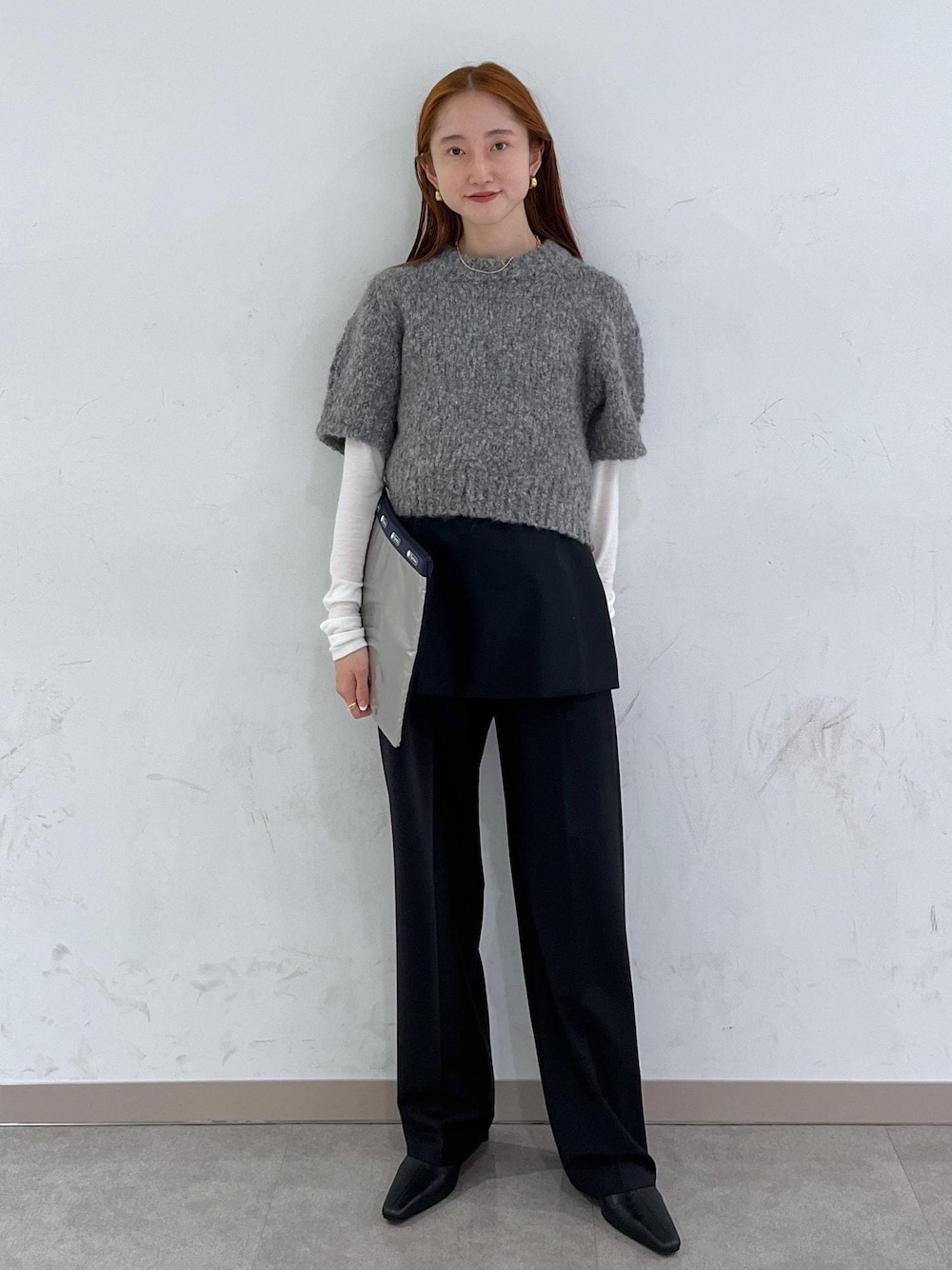 「初冬コーデ、冬コーデ、お仕事コーデ、お出かけコーデ、レイヤード、パンツスタイル、モノトーンコーデ、シンプルコーデ、ベーシック、別注アイテム、コラボアイテム、ADAM ET ROPÉ、ナチュラル、ブルべ夏、混合」｜「ADAM ET ROPE'のMOL レザーワイドシャフトブーツ（ブーツ、ブラック系）」を使った、tomoさん（レディース・157cm）の冬コーディネートの1枚目の写真