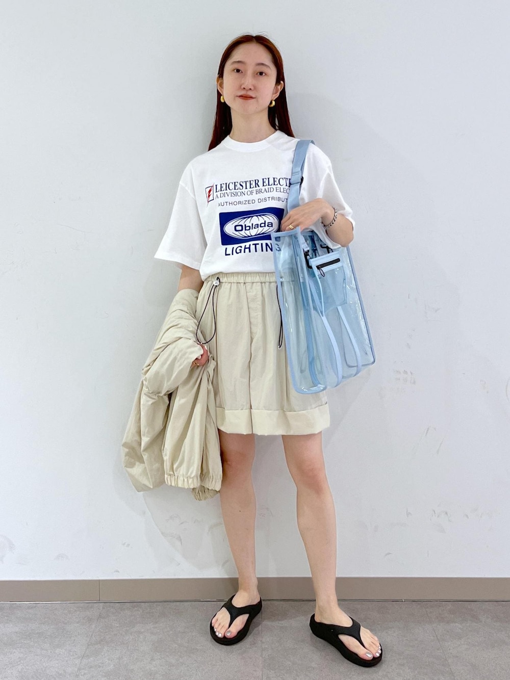 「撥水、ブルー、トートバッグ、ライトブルー、Tシャツ、ロゴ、パンツ、ミニ、セットアップ、アイボリー、ハーフパンツ、ビーチサンダル、トング、ADAM ET ROPÉ、FEMME」｜「Obladaの【oblada(オブラダ)】ELECTRIC TEE（Tシャツ/カットソー、ホワイト系）」を使った、tomoさん（レディース・157cm）の夏コーディネートの1枚目の写真