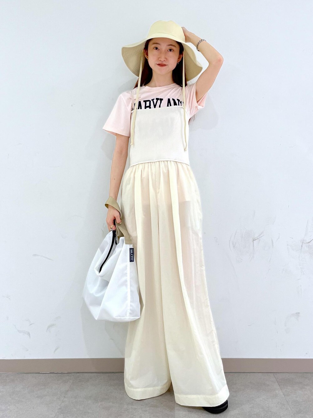 「ホワイト、ハンドバッグ、トートバッグ、プルオーバー、Tシャツ、ロゴ、半袖、パンツ、ワイド、ADAM ET ROPÉ、FEMME、骨格ナチュラル、ブルべ、カジュアル、大人カジュアル」｜「ADAM ET ROPE'のダブルバックルプラットフォームサンダル（サンダル、ブラック系）」を使った、tomoさん（レディース・157cm）の夏コーディネートの1枚目の写真