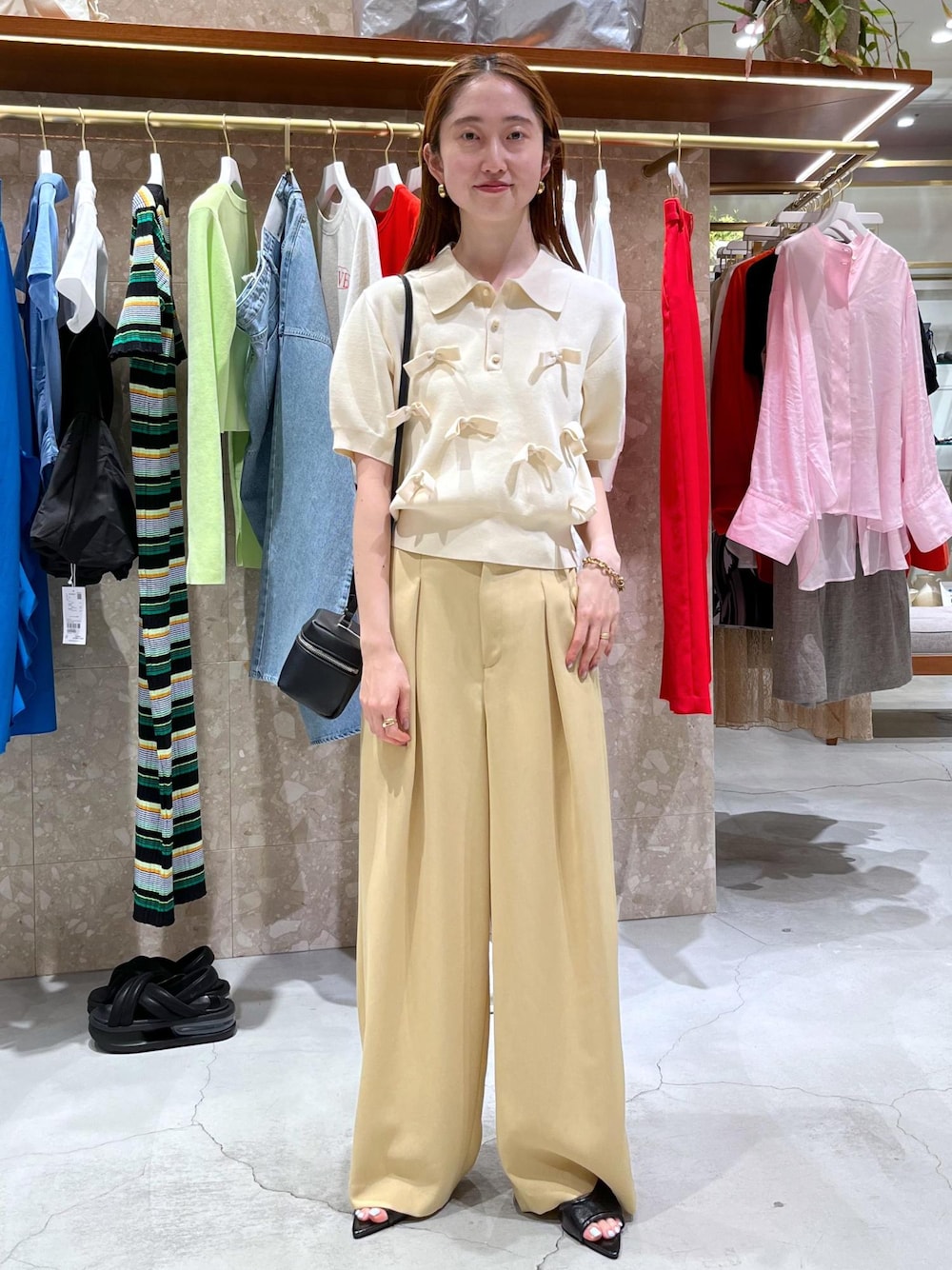 「初夏コーデ、夏コーデ、お仕事コーデ、デートコーデ、お出かけコーデ、女子会コーデ、パンツスタイル、シンプルコーデ、きれいめコーデ、ADAM ET ROPÉ、ナチュラル、ブルべ夏、混合」｜「ADAM ET ROPE'のシュリンクミニバニティーバッグ（ショルダーバッグ、ブラック系）」を使った、tomoさん（レディース・157cm）の春コーディネートの1枚目の写真