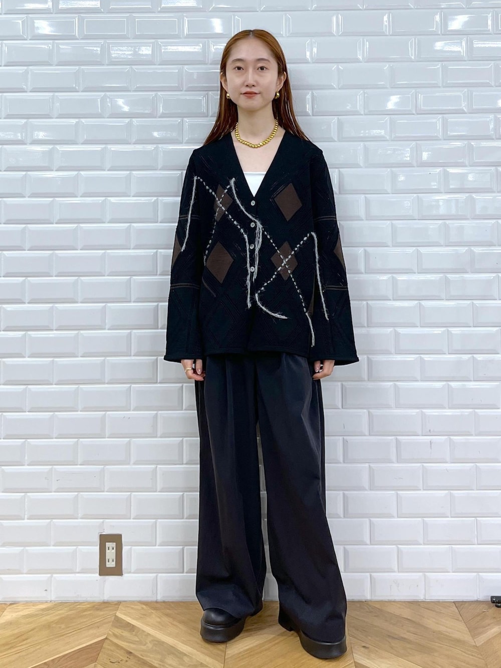 ブラック系のカーディガン/ボレロ、ブラック系のサンダル、ブラック系のその他パンツを着用したレディースの秋コーディネートの1枚目の写真