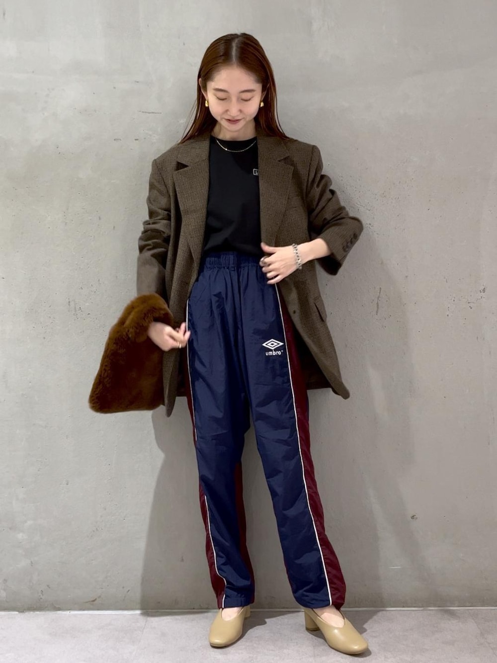 ブラック系のTシャツ/カットソー、ベージュ系のパンプス、ブラウン系のトートバッグを着用したレディースの秋コーディネートの1枚目の写真