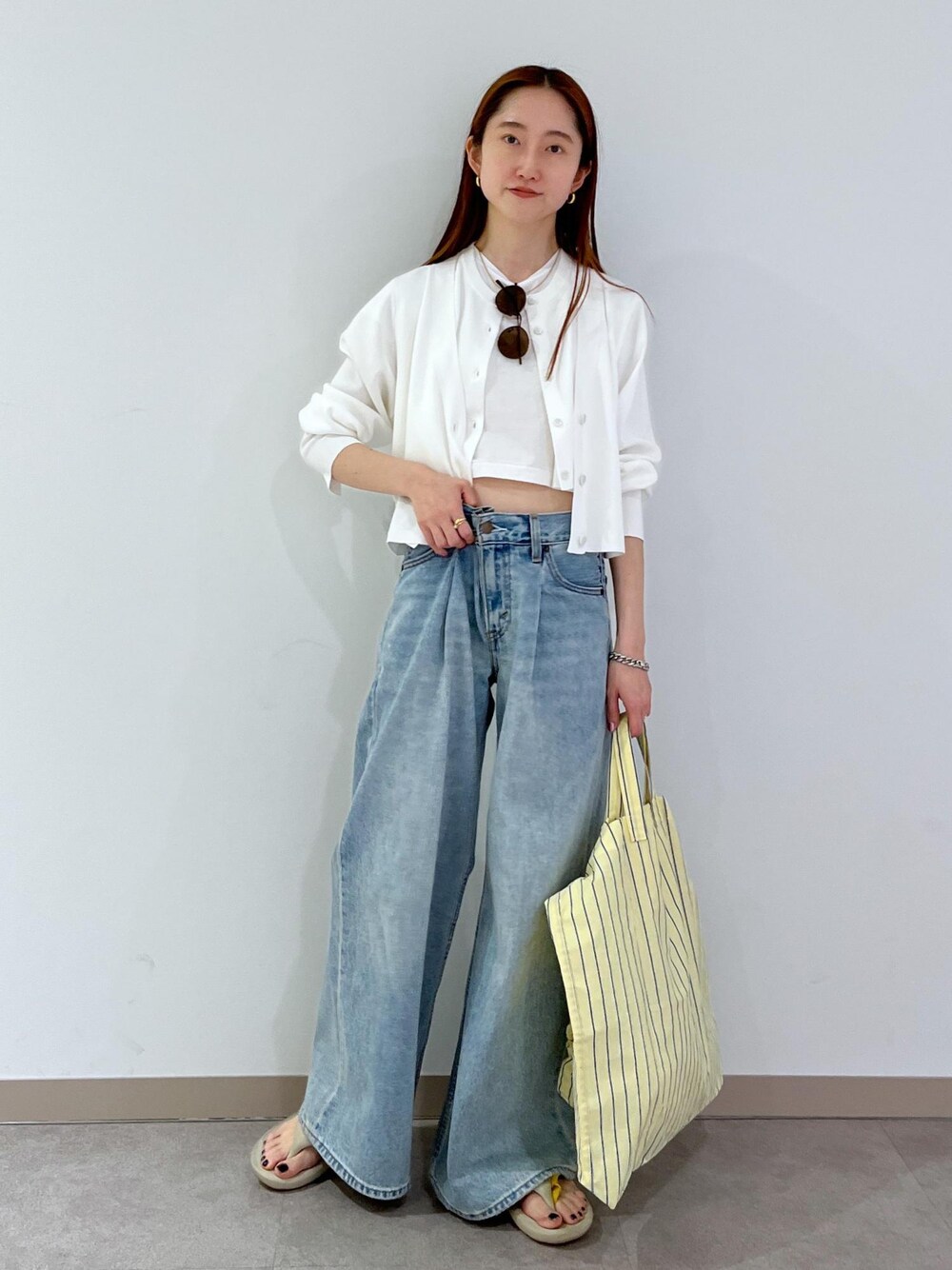 「24SS夏の新作、カーディガン、トートバッグ、ホワイト、イエロー、パンツ、ブルー、デニム、ワイド、ベージュ、サンダル、ビーチサンダル、トング、ADAM ET ROPÉ、FEMME」｜「ADAM ET ROPE'のギャザーストライプショルダーバッグ（トートバッグ、イエロー系）」を使った、tomoさん（レディース・157cm）の春コーディネートの1枚目の写真