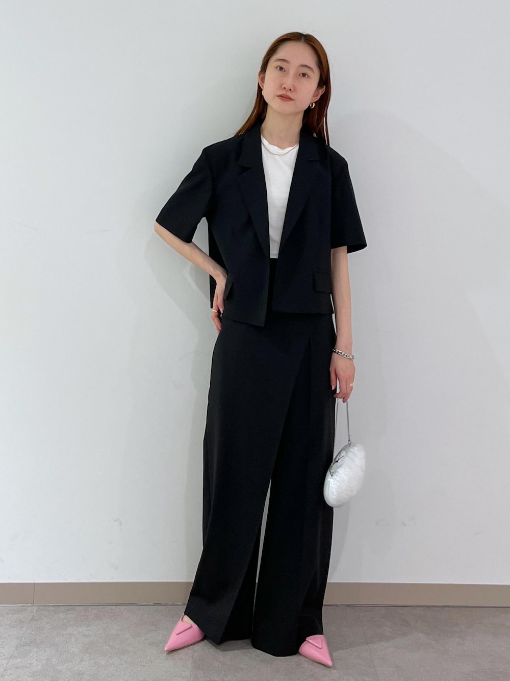 「24SS夏の新作、スラックス、スーツ、ピンク、パンプス、ADAM ET ROPÉ、FEMME、骨格ナチュラル、ブルべ、きれいめ、モード、セレモニー、オケージョン、パーティー、セットアップ」｜「ADAM ET ROPE'の【サステナブル】フォルドウエストスラックス（スラックス、ブラック系）」を使った、tomoさん（レディース・157cm）の春コーディネートの1枚目の写真