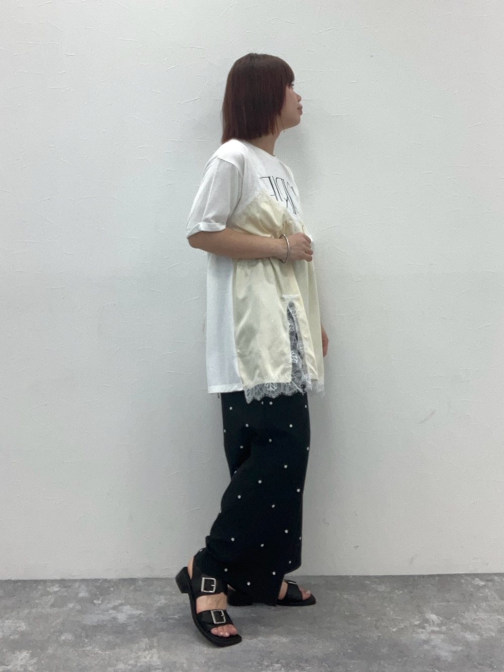 ホワイト系のTシャツ/カットソー、ブラック系のその他パンツ、ブラック系のサンダルを着用したレディースの春コーディネートの1枚目の写真
