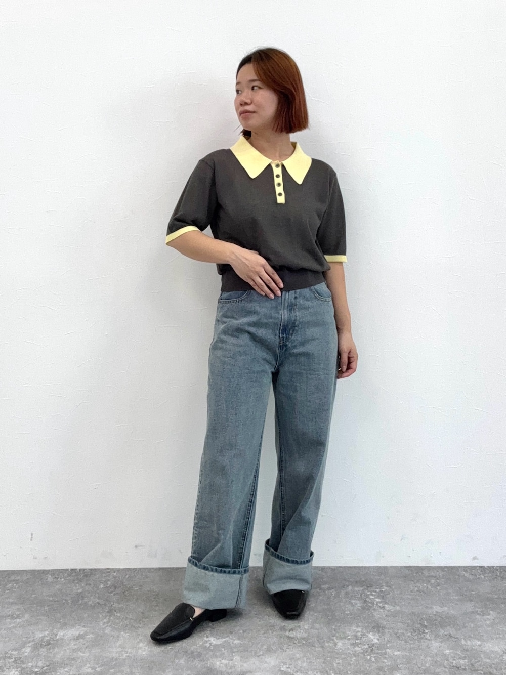 ブルー系のデニムパンツ、ブラック系のローファーを着用したレディースの秋コーディネートの1枚目の写真