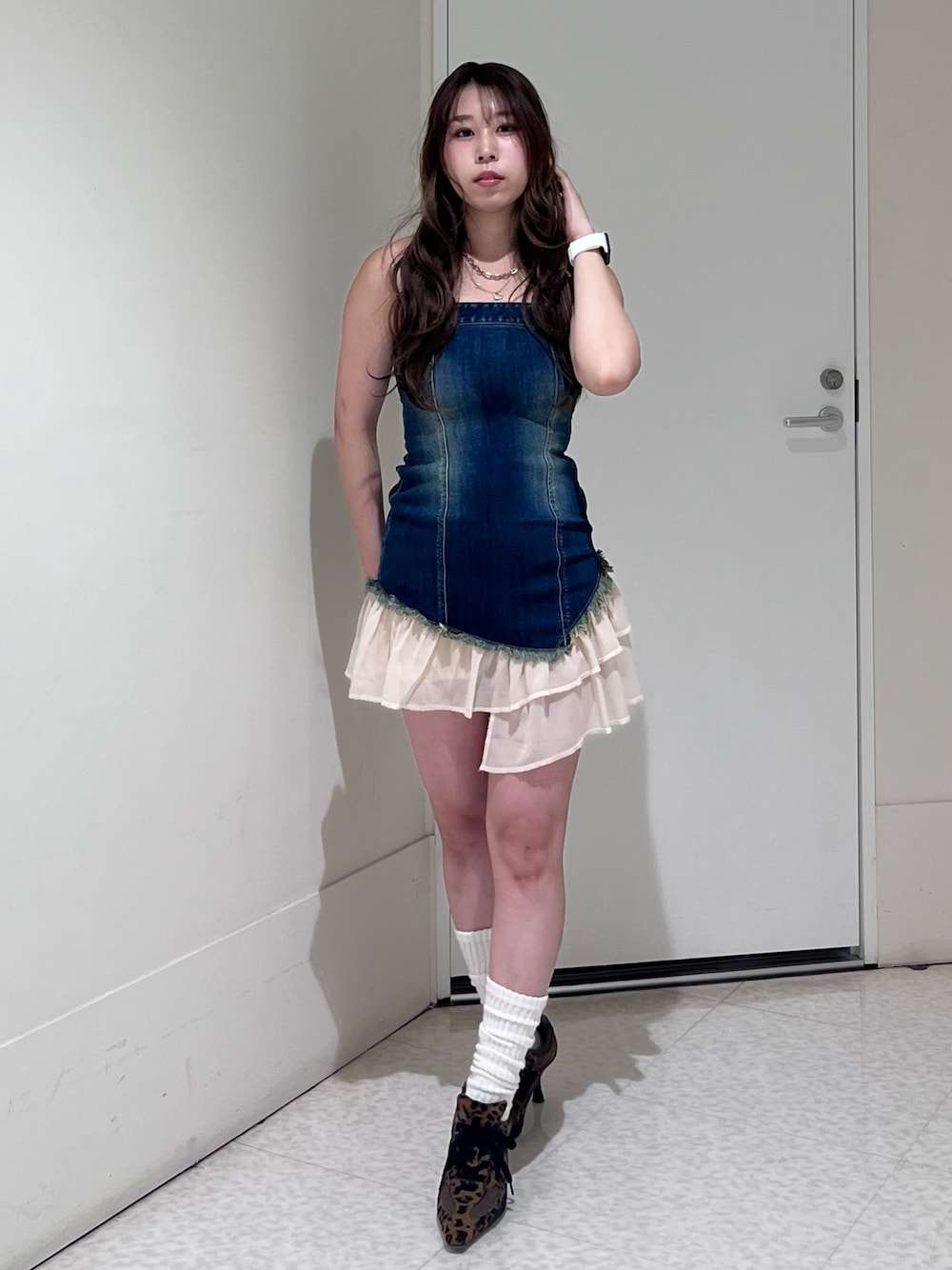 ブルー系のワンピース、その他のパンプスを着用したレディースの夏コーディネートの1枚目の写真