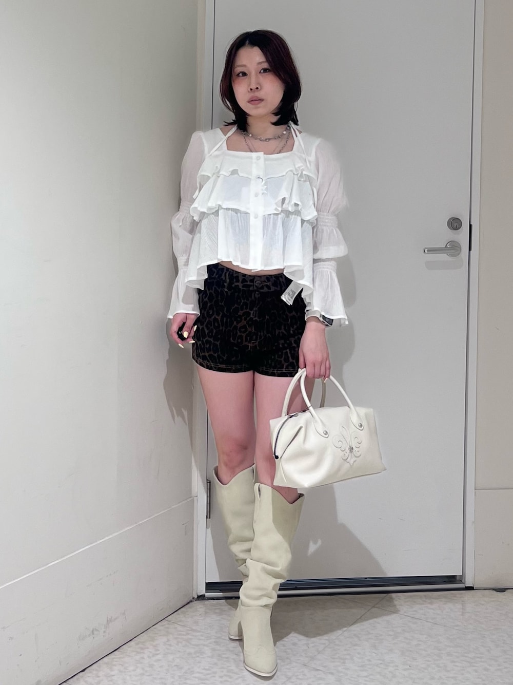 ホワイト系のシャツ/ブラウス、その他のその他パンツ、ホワイト系のブーツを着用したレディースの春コーディネートの1枚目の写真