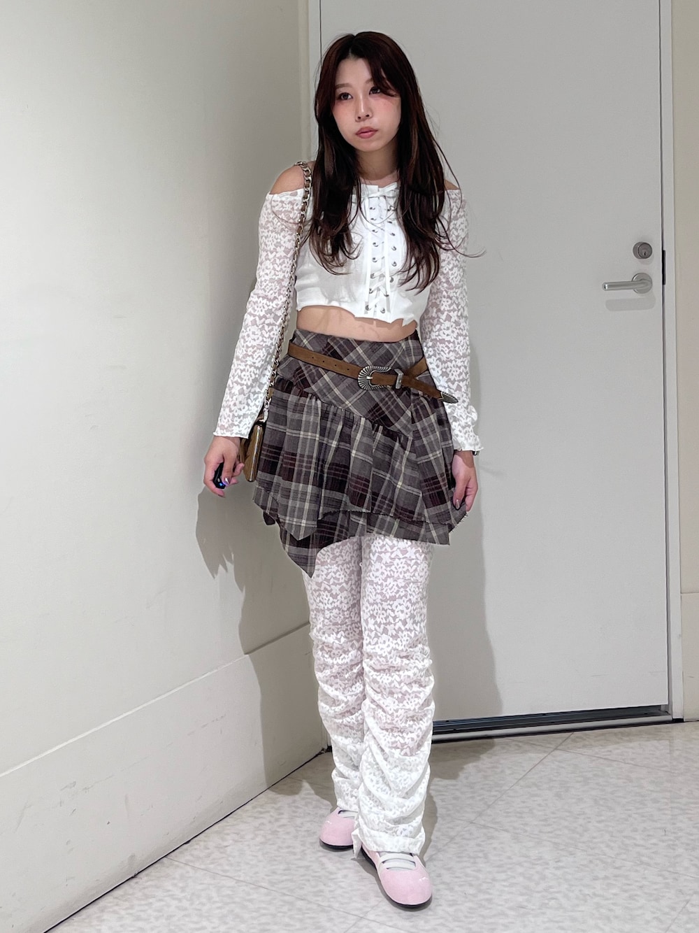ブラウン系のスカート、ホワイト系のTシャツ/カットソー、ホワイト系のその他パンツを着用したレディースの秋コーディネートの1枚目の写真