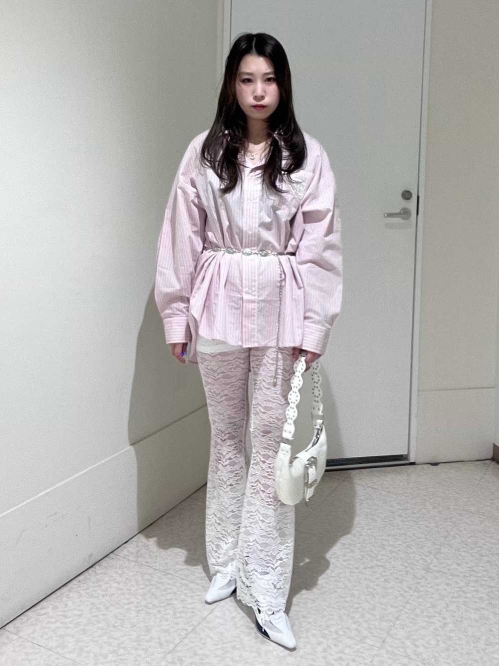 ホワイト系のパンプス、ピンク系のシャツ/ブラウス、ホワイト系のその他パンツを着用したレディースの春コーディネートの1枚目の写真