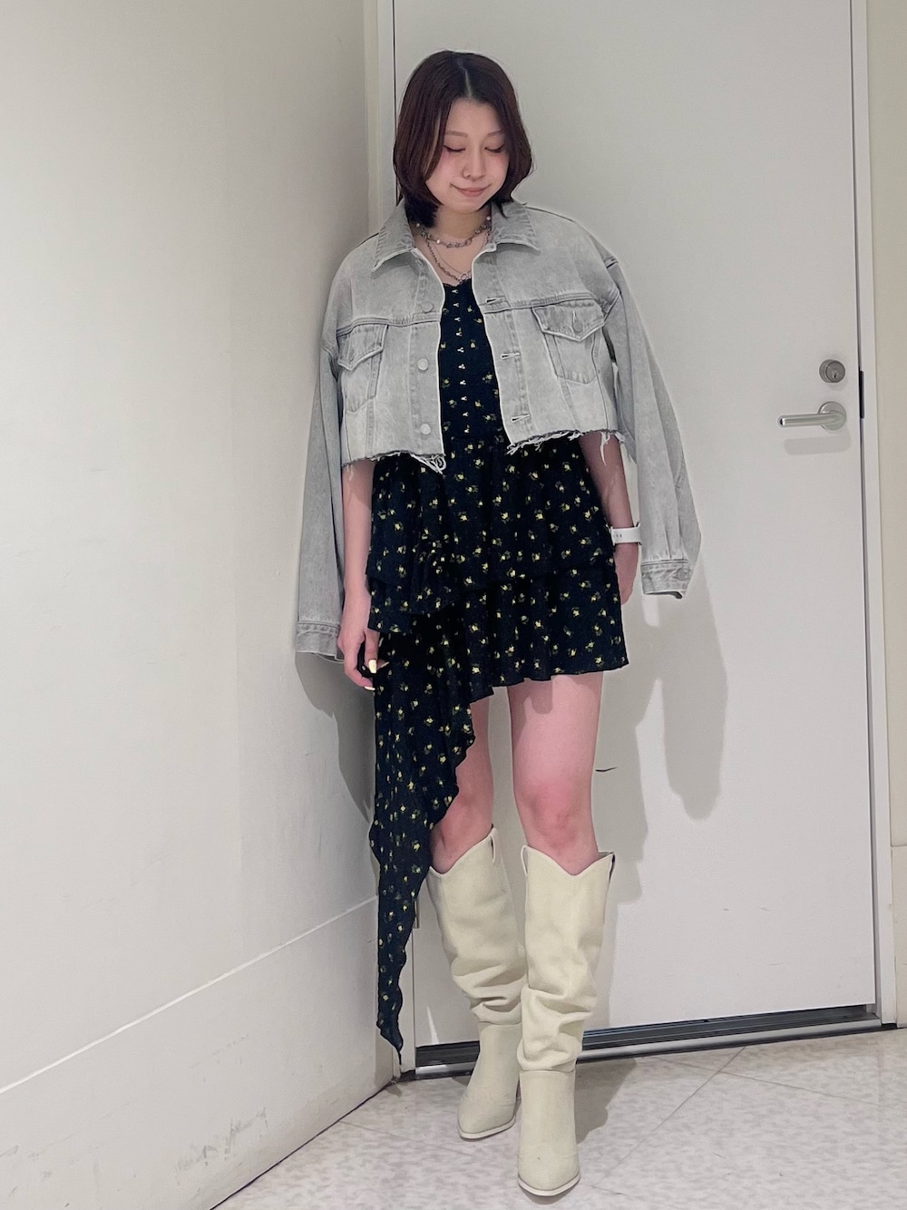 グレー系のデニムジャケット、その他のワンピース、ホワイト系のブーツを着用したレディースの春コーディネートの1枚目の写真