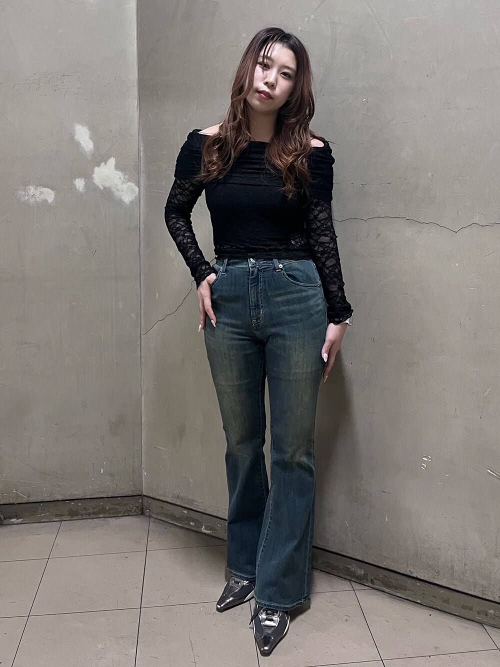 ブラック系のTシャツ/カットソー、ブルー系のデニムパンツ、シルバー系のパンプスを着用したレディースの春コーディネートの1枚目の写真