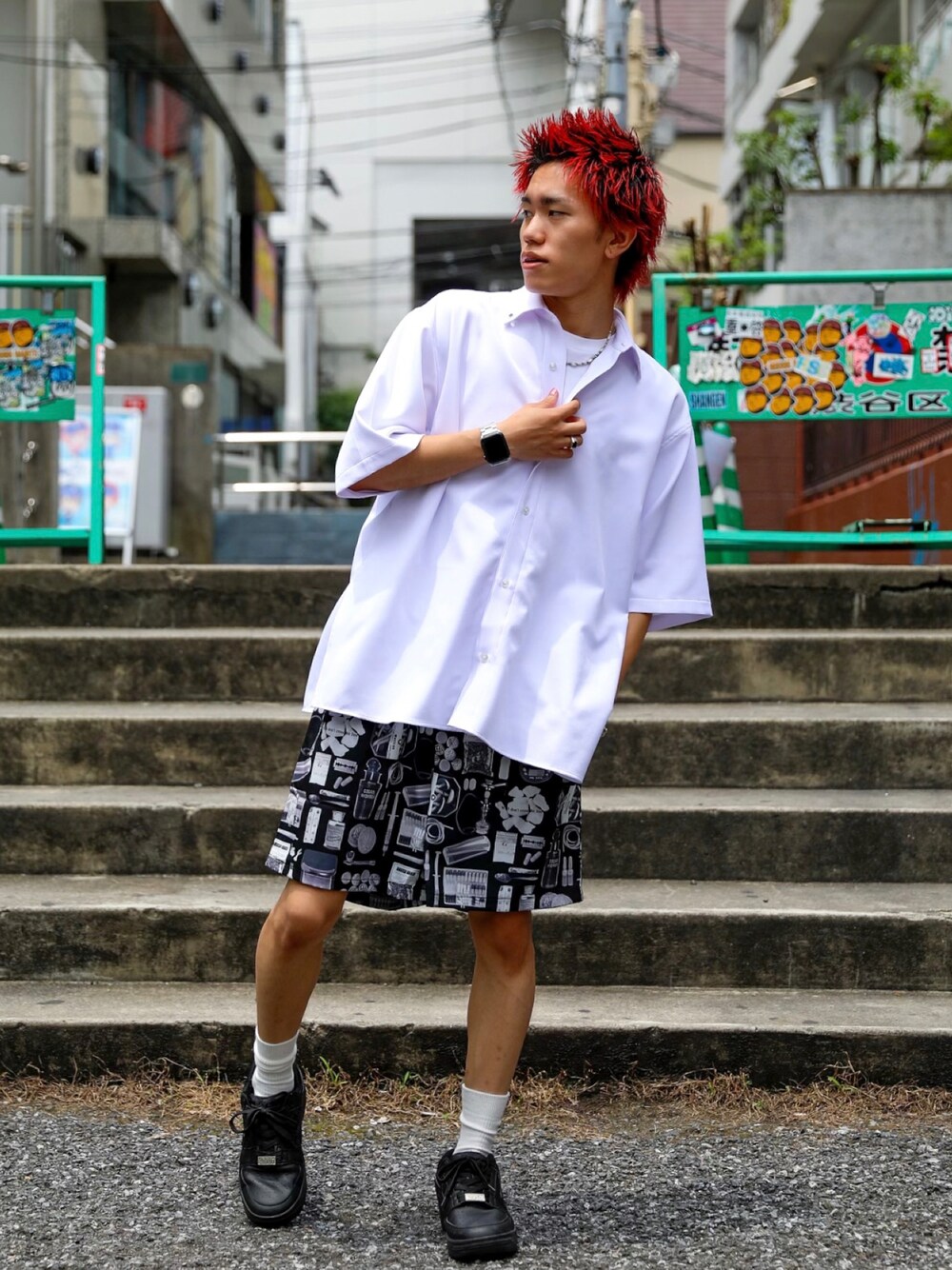 ホワイト系のシャツ/ブラウス、ブラック系のその他パンツ、ブラック系のスニーカーを着用したメンズの夏コーディネートの1枚目の写真