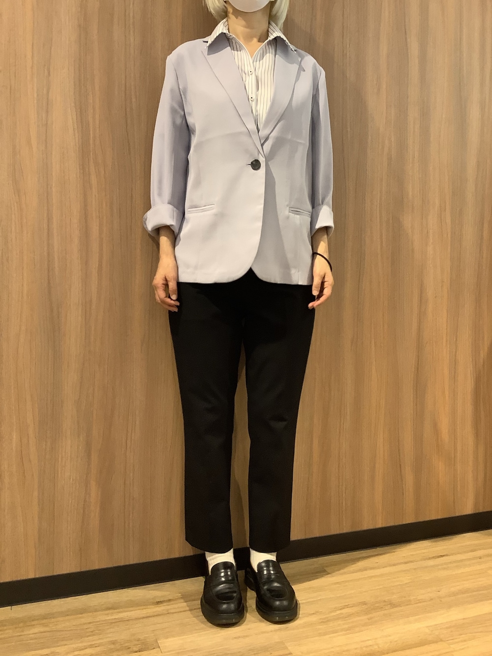 テーラードジャケット（グレー系）を使った「黒パンツ」の