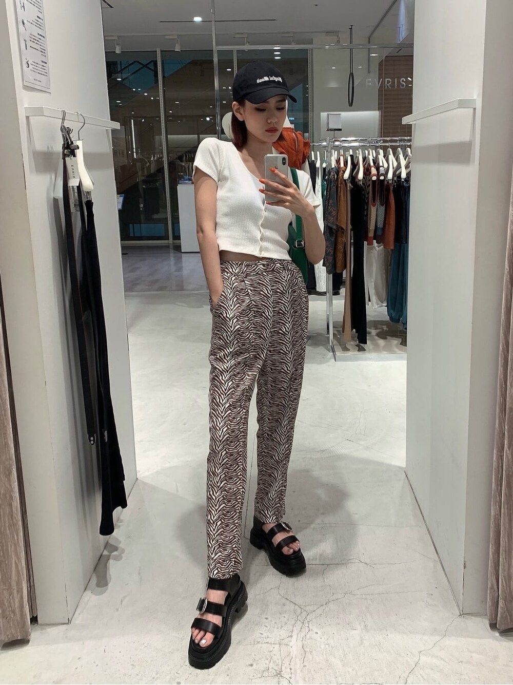 ホワイト系のTシャツ/カットソー、その他のその他パンツ、グリーン系のショルダーバッグを着用したレディースの春コーディネートの1枚目の写真