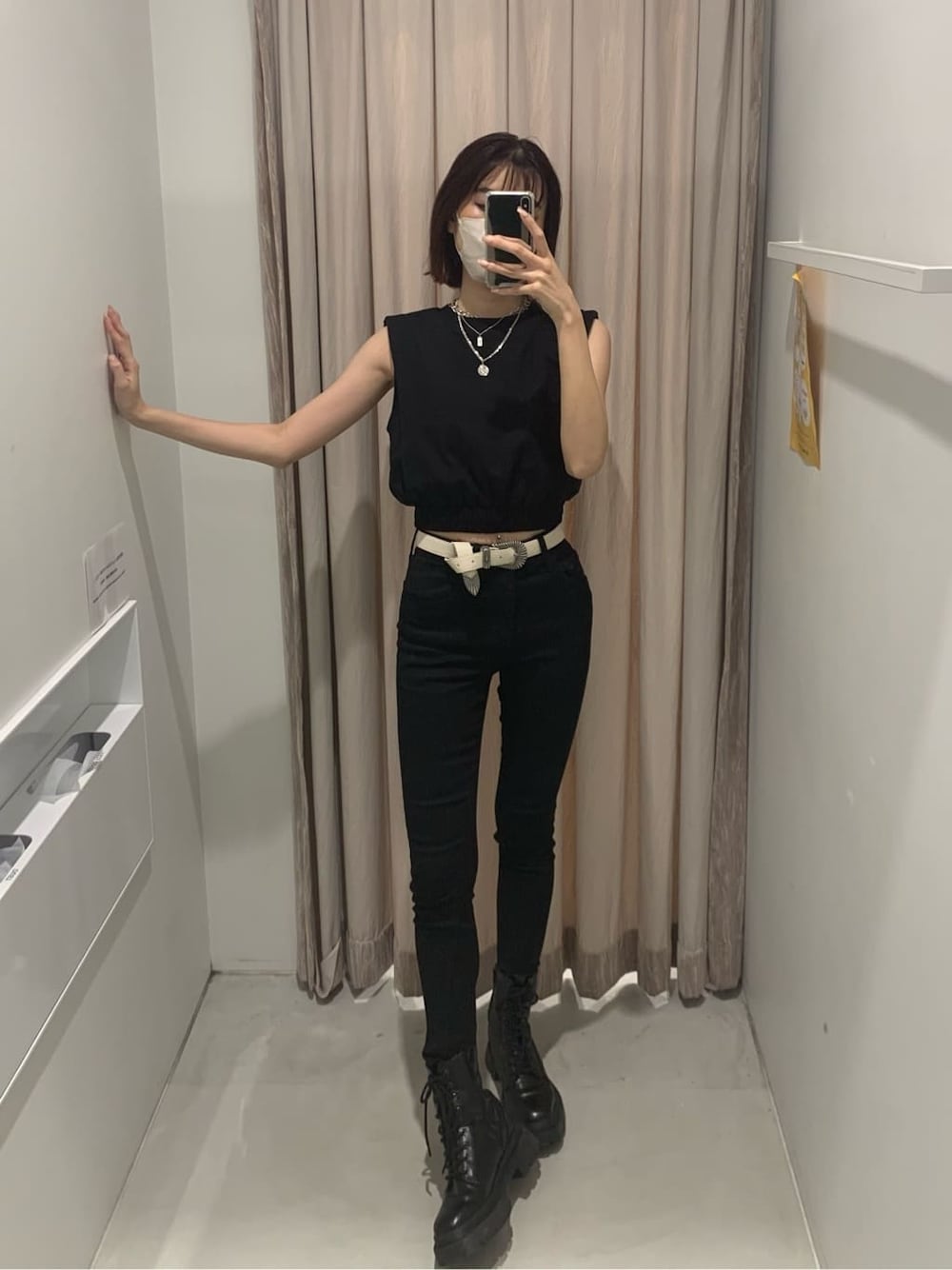 ブラック系のブーツ、ブラック系のタンクトップ、ブラック系のデニムパンツを着用したレディースの夏コーディネートの1枚目の写真