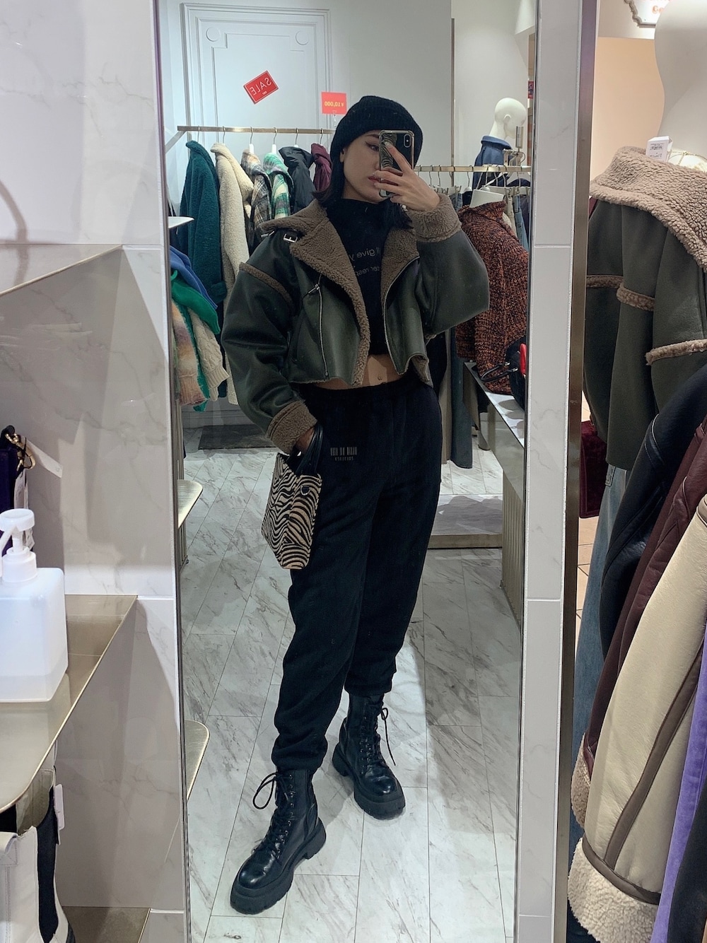 ブラック系のブルゾン、ブラック系のスウェットパンツ、ブラック系のスウェットを着用したレディースの冬コーディネートの1枚目の写真