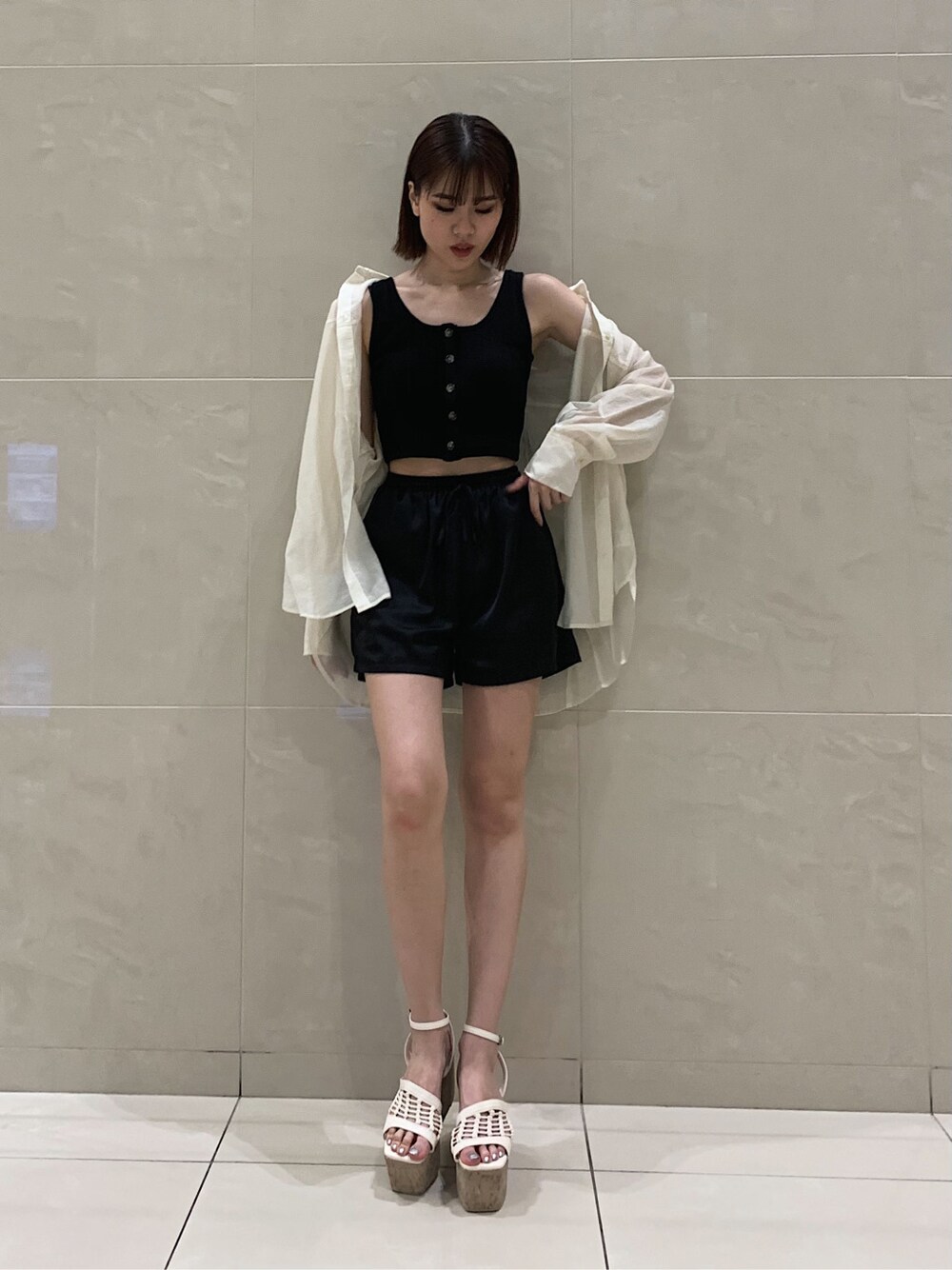 ブラック系のその他パンツ、ホワイト系のシャツ/ブラウス、ブラック系のタンクトップを着用したレディースの春コーディネートの1枚目の写真