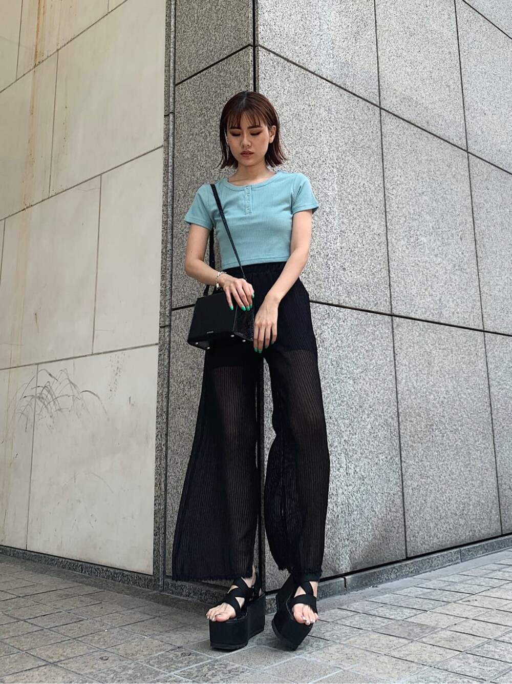 ブラック系のサンダル、ブラック系のその他パンツ、ブルー系のTシャツ/カットソーを着用したレディースの夏コーディネートの1枚目の写真