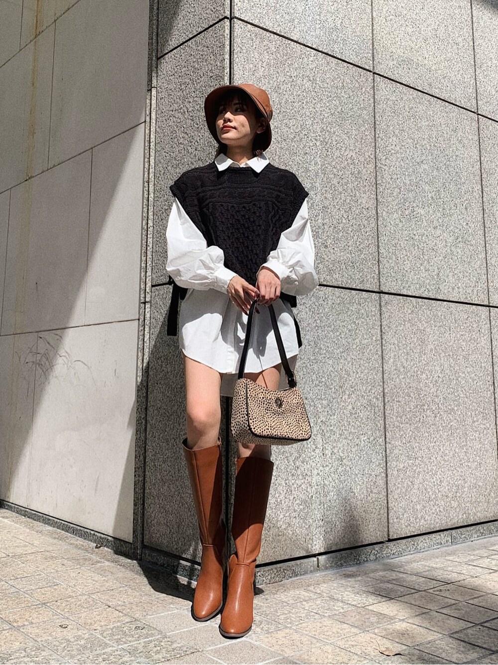 その他のショルダーバッグ、ホワイト系のシャツ/ブラウス、ブラック系のニット/セーターを着用したレディースの秋コーディネートの1枚目の写真