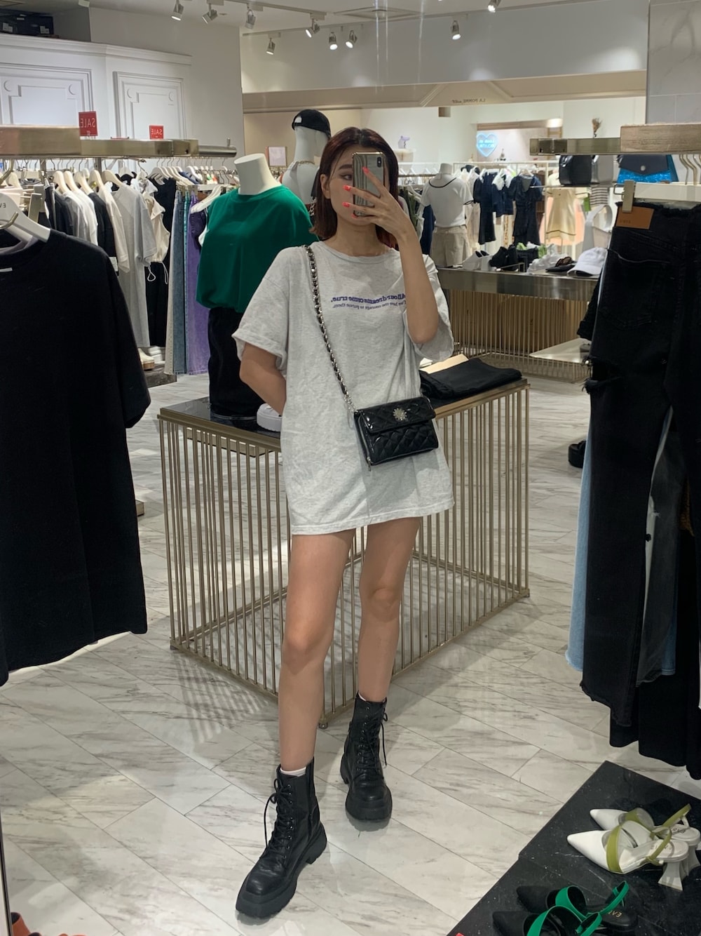 グレー系のTシャツ/カットソー、ブラック系のショルダーバッグ、ブラック系のブーツを着用したレディースの夏コーディネートの1枚目の写真