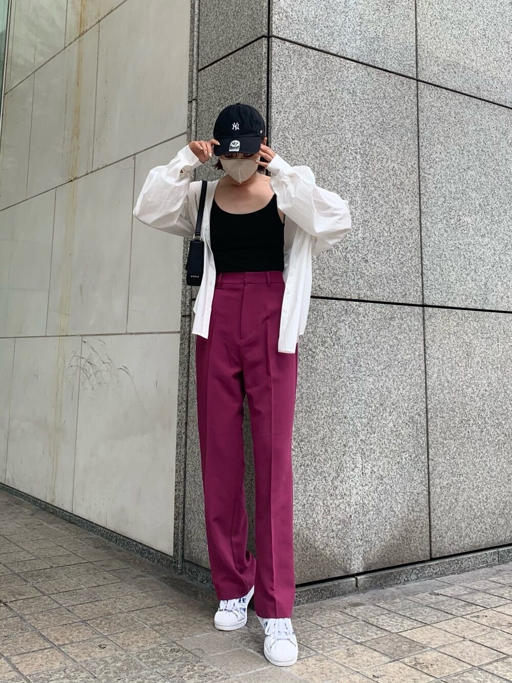 ブラック系のキャミソール、ブラック系のショルダーバッグ、ピンク系のその他パンツを着用したレディースの夏コーディネートの1枚目の写真