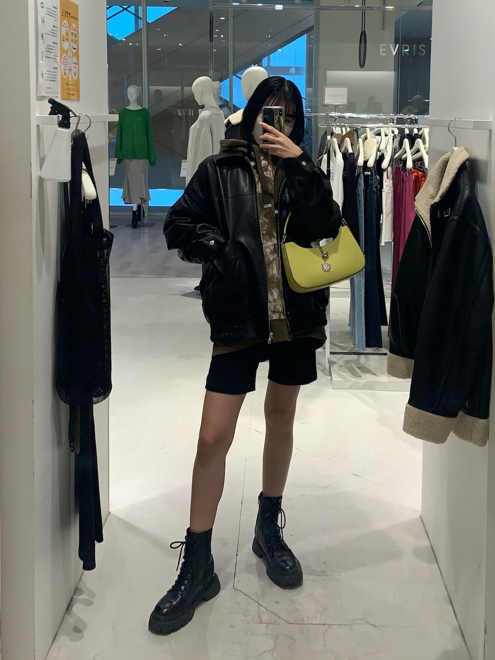 ブラック系のブーツ、ブラック系のハンドバッグ、ブラック系のブルゾンを着用したレディースの秋コーディネートの1枚目の写真