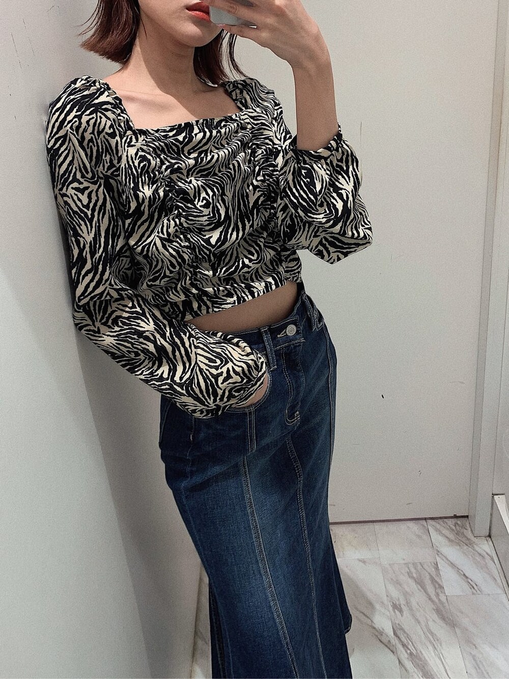 その他のシャツ/ブラウス、ブラック系のブーツ、ブルー系のデニムスカートを着用したレディースの冬コーディネートの1枚目の写真