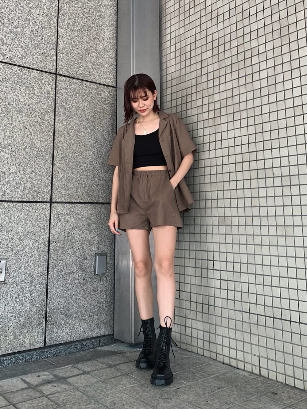 ブラウン系のその他パンツ、ブラック系のブーツ、ブラウン系のシャツ/ブラウスを着用したレディースの秋コーディネートの1枚目の写真