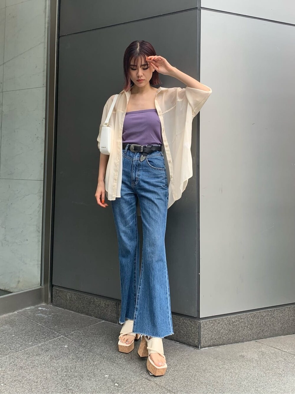 ホワイト系のシャツ/ブラウス、ホワイト系のショルダーバッグ、パープル系のキャミソールを着用したレディースの春コーディネートの1枚目の写真