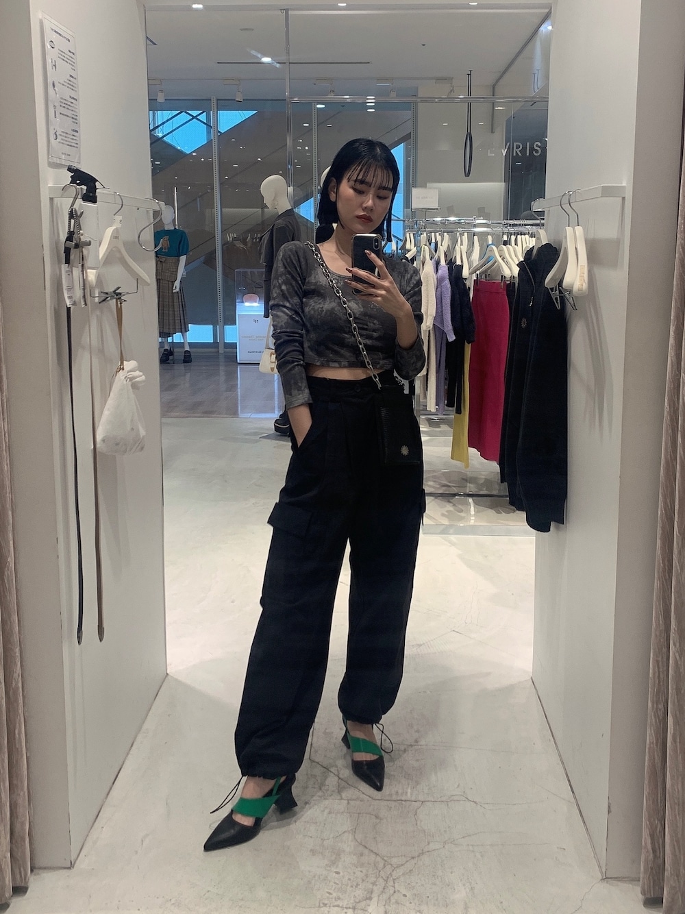 ブラック系のサンダル、ブラック系のTシャツ/カットソー、ブラック系のショルダーバッグを着用したレディースの春コーディネートの1枚目の写真