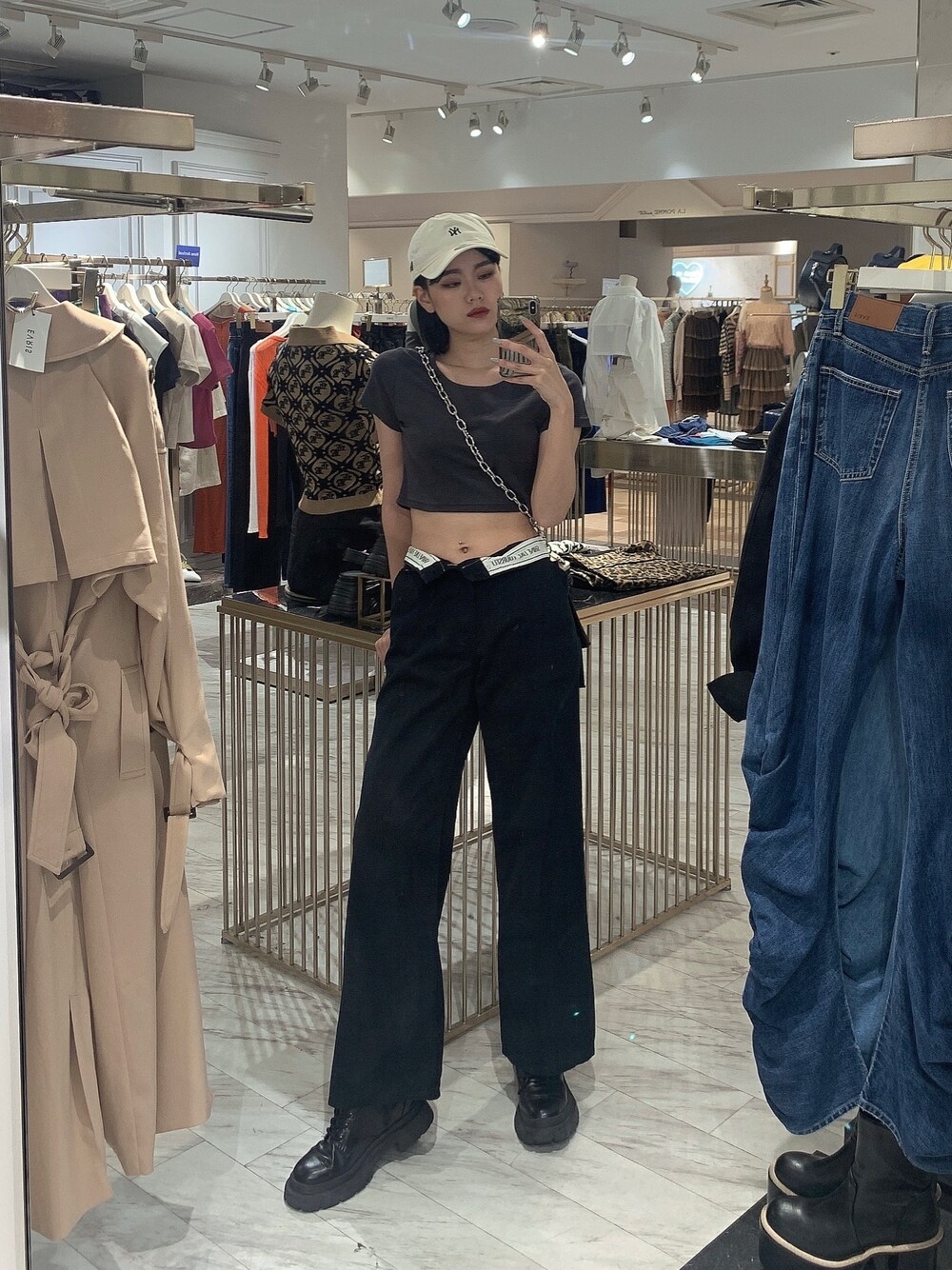 ブラック系のブーツ、グレー系のTシャツ/カットソー、ブラック系のその他パンツを着用したレディースの春コーディネートの1枚目の写真